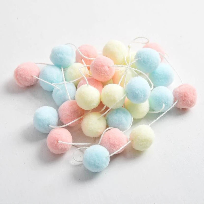 guirlande pompons rose bleu blanc moderne décoration anniversaire enfant velours chambre festive
