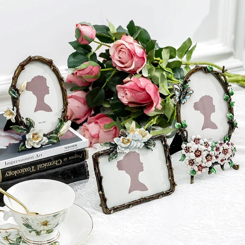 cadres photo vintage décoratifs fleurs magnolias roses boissons anciens livres