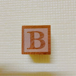 blocs construction bois lettres fleurs tasse chat pompons décor maison mariage
