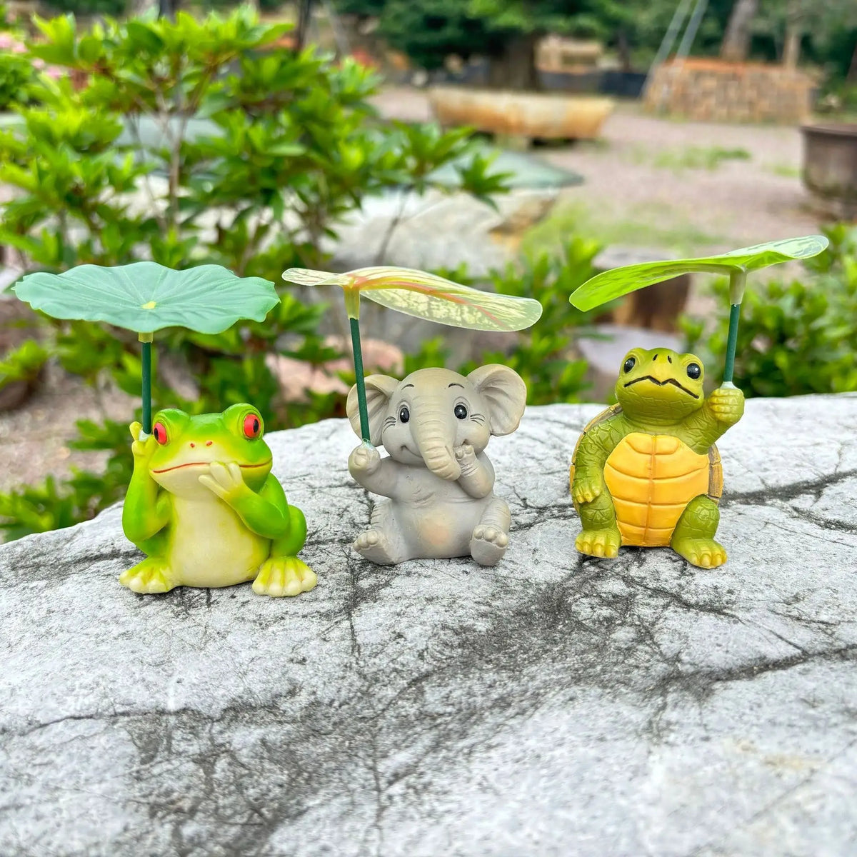 figurines animaux jardin vert beige gris cartoon éléphant grenouille tortue tringle feuilles libellules