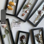 cadre photo transparent contemporain adhésif noir fleurs séchées jaune rose rouge feuilles vertes ruban