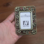 cadre photo pied bronze argenté vintage décor floral complexe métal ornementé