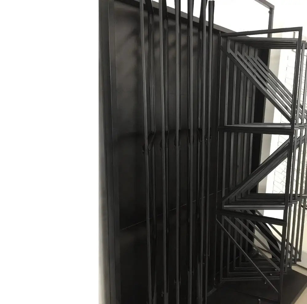 étagère moderne noire structure géométrique métal fixée sol barres diagonales quartz contemporain