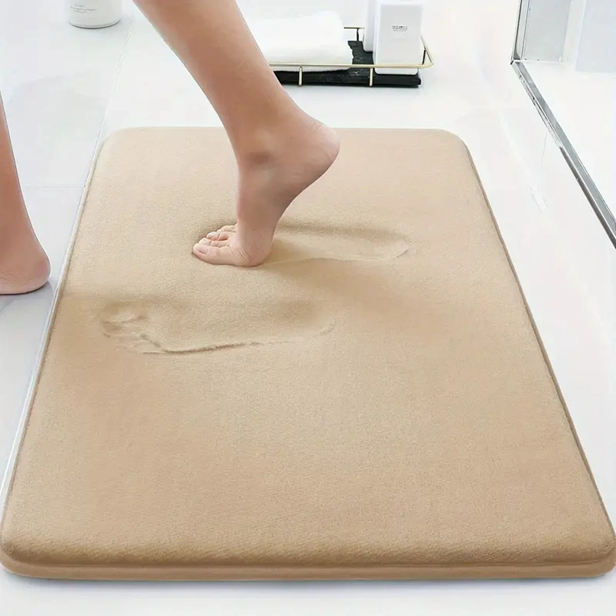 tapis bain motif fleurs noires fond blanc doux antidérapant moderne gris
