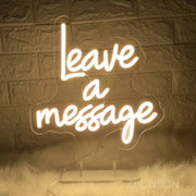 panneau néon main message blanc fond marron fourrure moderne support métal plante osier