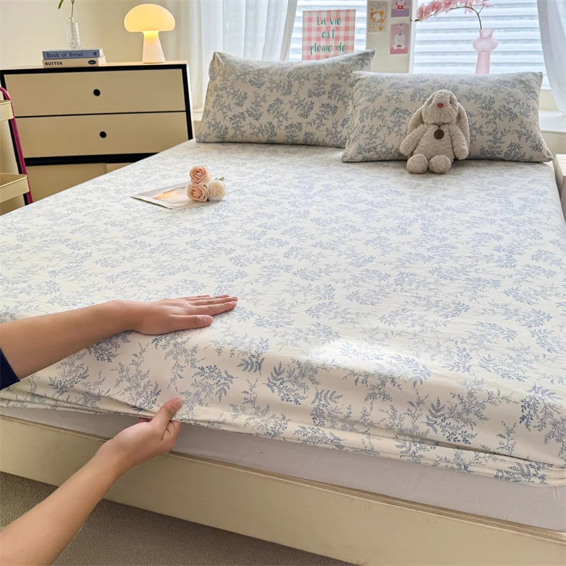 drap housse lit élastique motif fleurs feuilles beige bleu clair classique romantique coton