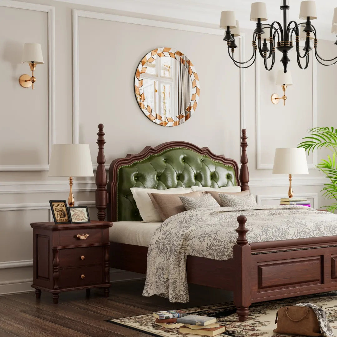 La chambre à coucher arbore un mobilier de style traditionnel, comprenant un lit à baldaquin avec un capitonnage vert, une commode en bois foncé et un miroir décoratif circulaire, le tout complété par un lustre élégant et des appliques murales en laiton.
