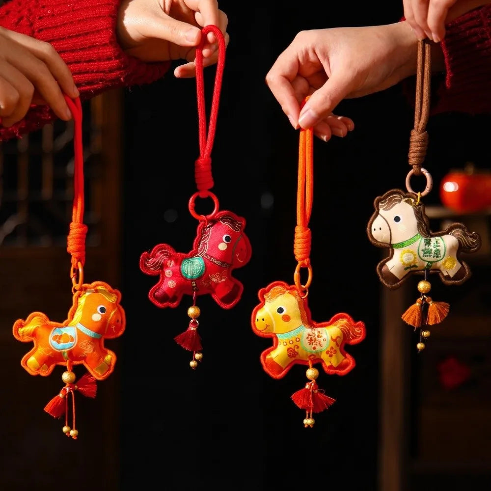 porte clés cheval imprimé motifs floraux caractères chinois violet rouge orange bleu artisanal