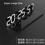 Horloge murale digitale noire avec affichage LED lumineux en gros plan