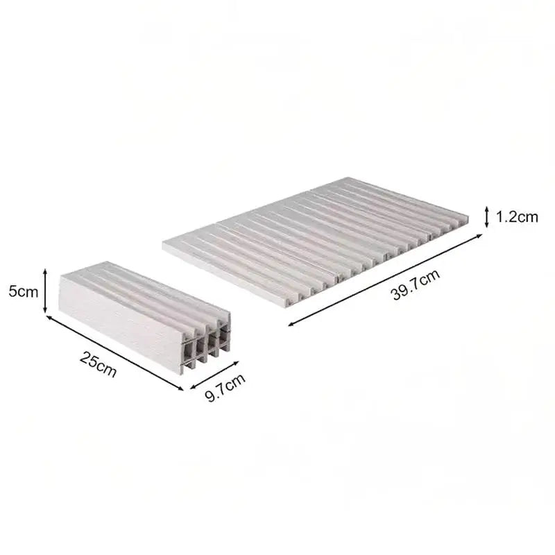 tapis drainage pliable gris rayures horizontales moderne vaisselle séchage antidérapant transparent assiettes cuillères fourchettes