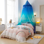 Chambre d'enfant cosy et colorée avec un lit douillet, une tente bleue suspendue et des accessoires décoratifs.