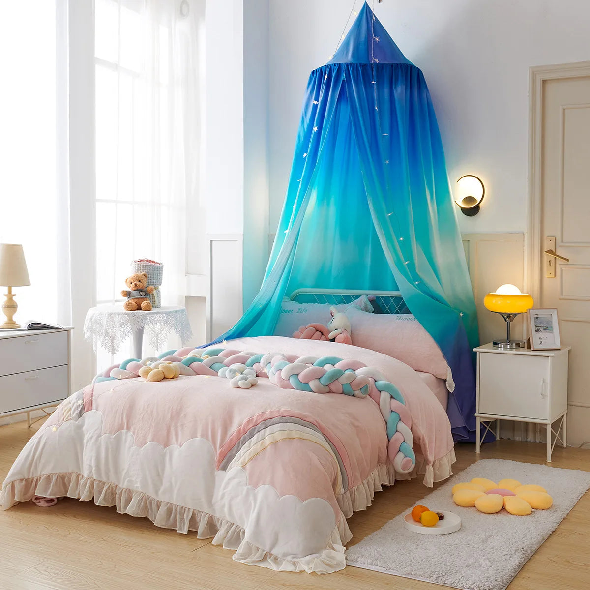 Chambre d'enfant cosy et colorée avec un lit douillet, une tente bleue suspendue et des accessoires décoratifs.