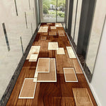 Carreaux de sol rectangulaires aux motifs de bois variés formant un design moderne et géométrique dans un couloir.