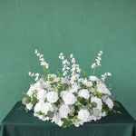 décoration mariage arrangement fleurs artificielles roses blanches feuilles vertes intérieur DIY