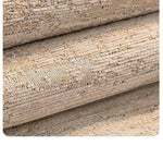 Texture en bois naturelle avec des rayures et des motifs de grains dans des tons beiges et bruns, représentant une surface de bois ancien et rustique.