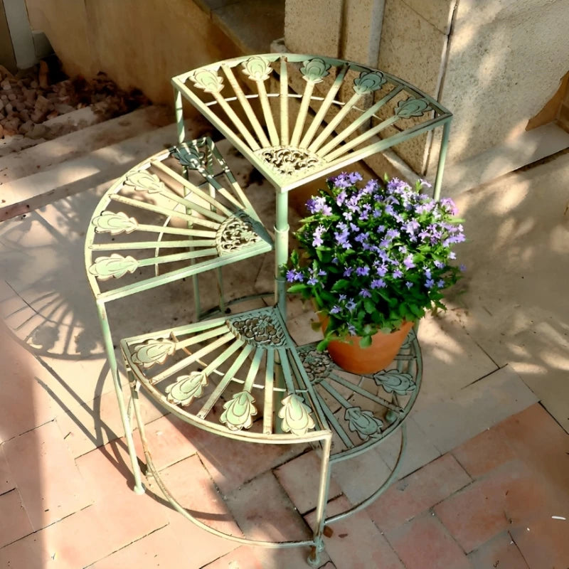 étagère plante métal vert clair motifs floraux structure ajourée vintage pieds ronds balcon jardin