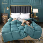 Variantes de couleurs de couette dans une chambre décorée
