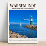 L'image montre un phare vert et blanc sur un promontoire rocheux, avec des bateaux à voile et un ciel bleu vif au-dessus de l'eau turquoise. C'est une représentation pittoresque de Warnemünde, une ville côtière de Mecklembourg-Poméranie occidentale en Allemagne, connue pour sa plage large et son charme historique.