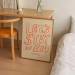 impression toile moderne texte let's stay in bed beige rouge minimaliste