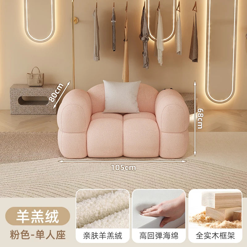 canapé moderne rose clair forme bois tissu doux laine coussins blancs minimaliste confortable
