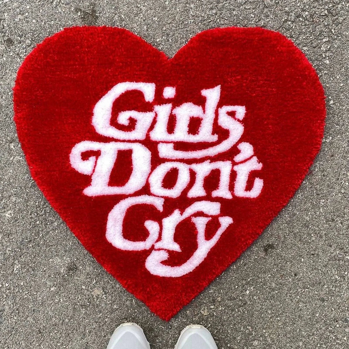 coussin forme cœur lettres blanches girls don't cry rouge rose clair moderne pop art