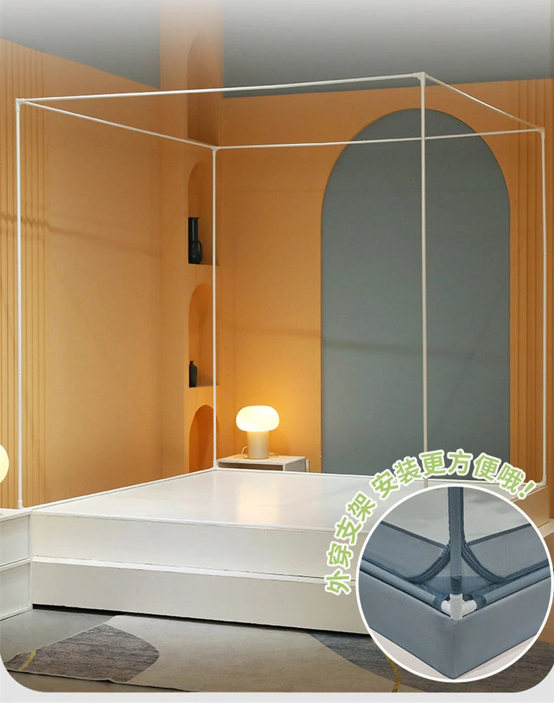 Un cadre en métal blanc autour d'un lit avec un miroir et un éclairage d'ambiance créent une atmosphère chaleureuse et épurée dans cette chambre.