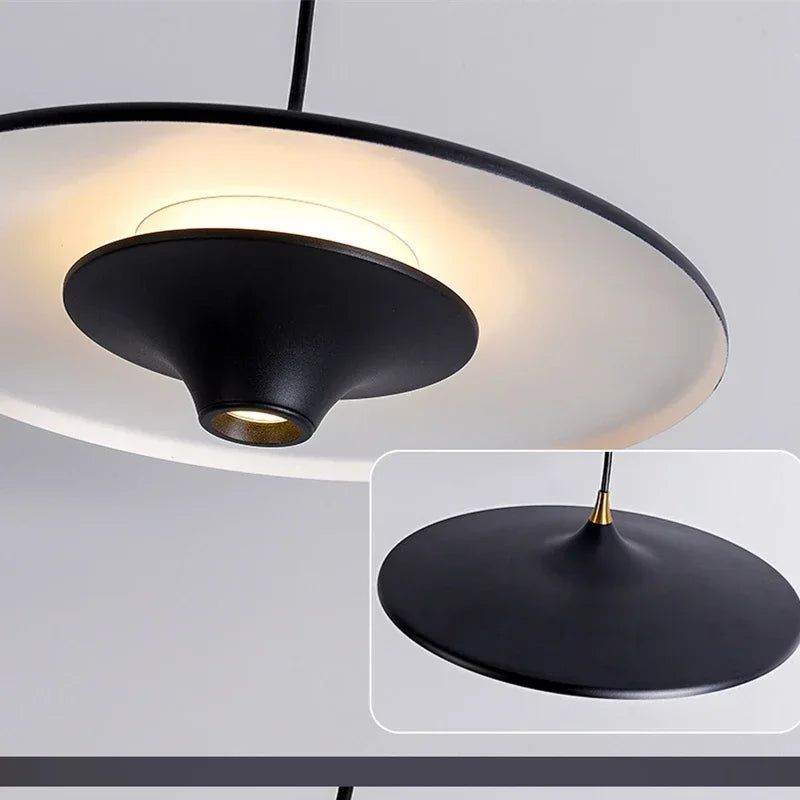 Suspension lumineuse moderne blanche noire dorée lisse mat éclairage intérieur minimaliste câble prise électrique