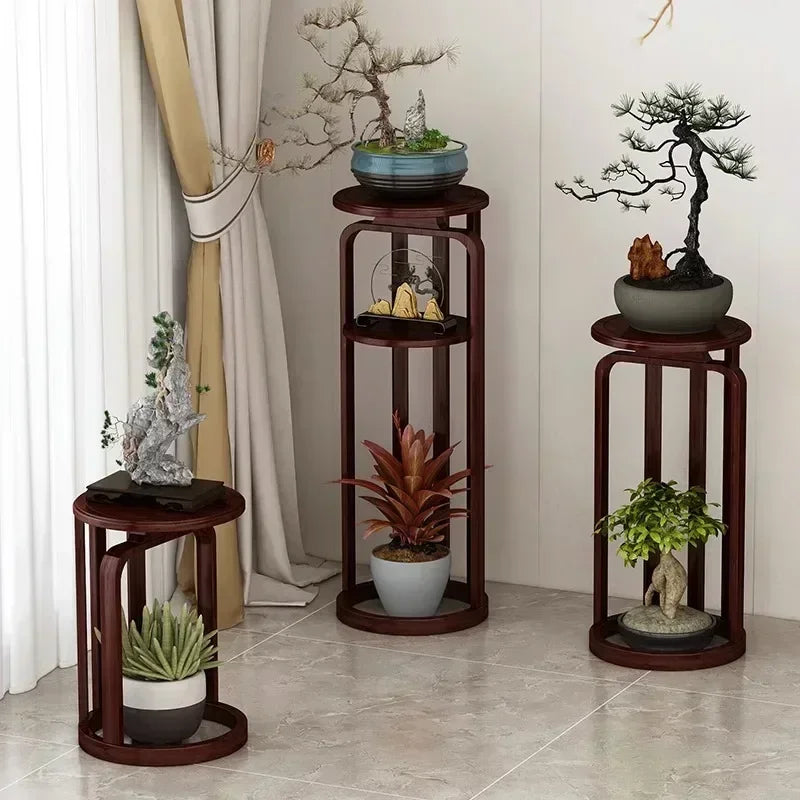 Étagère à plantes en bambou avec bonsaï et décoration traditionnelle