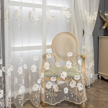 rideau transparent gris clair blanc fleurs brodées classique salon chambre fenêtre maison