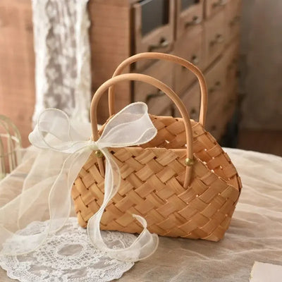 Panier en rotin fait main jaune clair avec fleurs artificielles