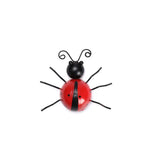 Coccinelles en métal colorées disposées en groupe sur une terrasse