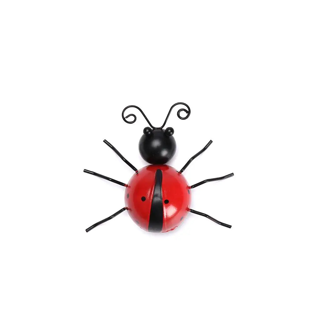 Coccinelles en métal colorées disposées en groupe sur une terrasse
