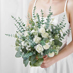 bouquet artificiel feuilles vertes roses blanches naturel romantique vase blanc lanternes