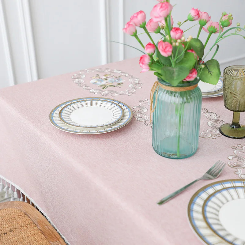 nappe table rectangulaire broderie fleurs rose gris franges élégante décoration maison mariage banquet