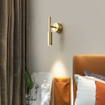 Applique murale LED laiton rotative blanche éclairant un salon