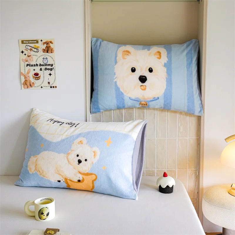 Un ours polaire mignon imprimé sur un oreiller bleu et blanc, créant une ambiance cozy et ludique dans la chambre.