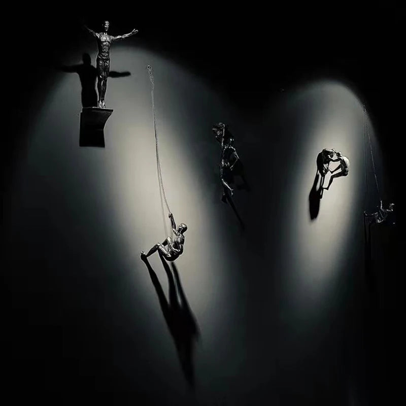 statues suspendues bronze figures humaines mouvement art contemporain décoration intérieure rétro vintage nostalgie