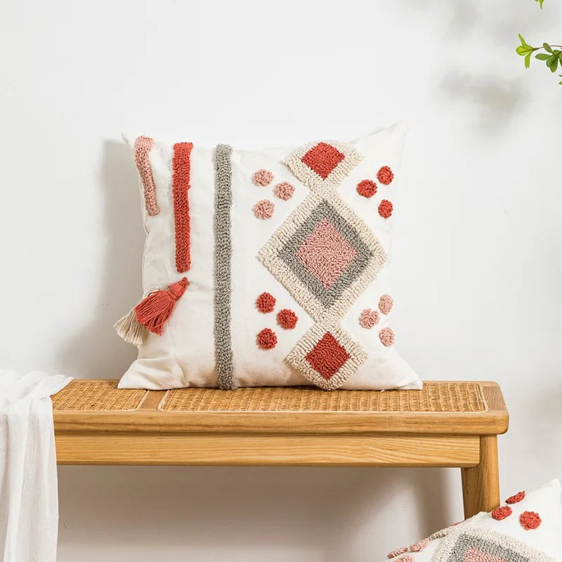 housse coussin carré boho chic motifs géométriques pompons couleur neutres décor maison