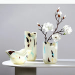 vases verre motifs abstraits blanc bleu marron foncé moderne décoration table arrangement fleurs