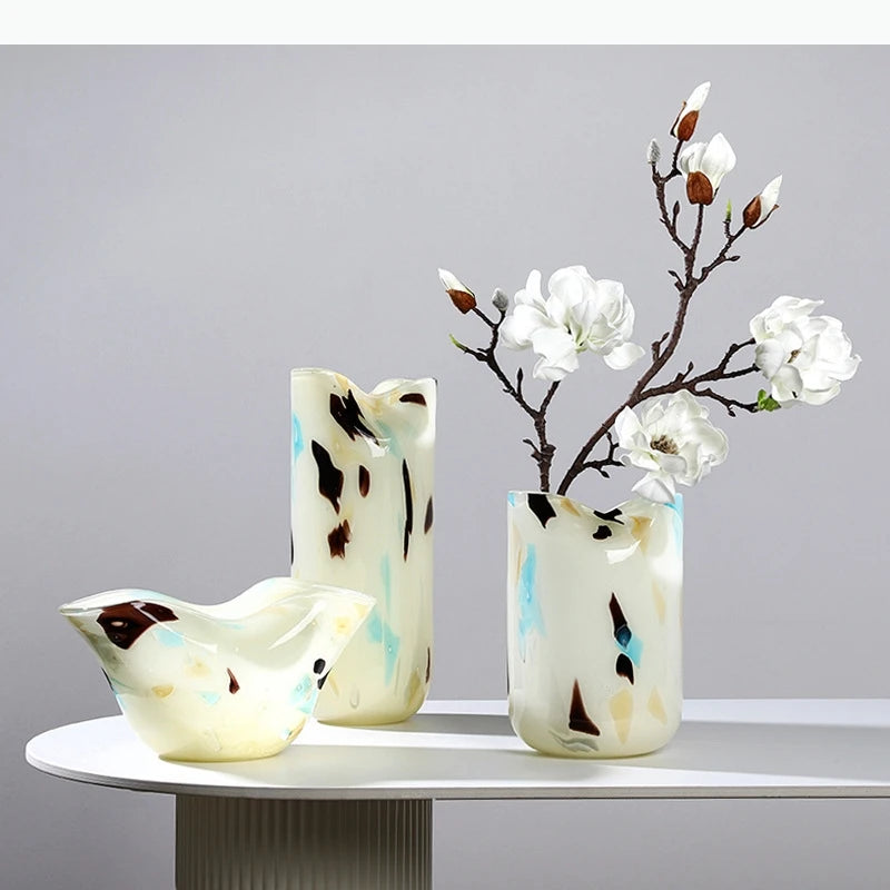 vases verre motifs abstraits blanc bleu marron foncé moderne décoration table arrangement fleurs