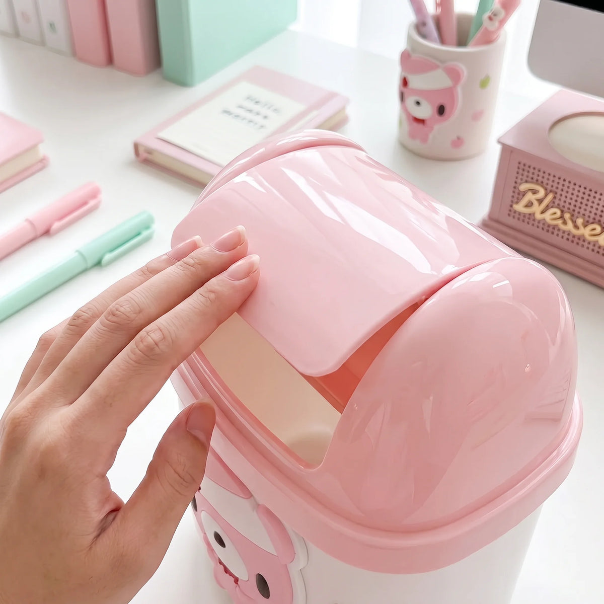 poubelle ours rose carreaux blancs kawaii enfantine couverture rabattable poignée plastique durable motifs colorés