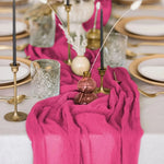 chemin table moderne rose vif texture ondulée élégant assiettes blanches couverts dorés bougies noires