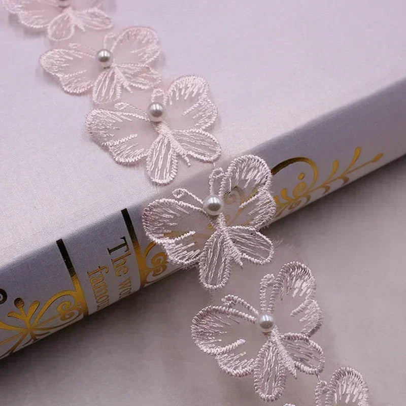 ruban decoratif brodé papillons mariage blanc rouge opacité broderie fine couture 1yard