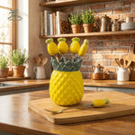 ensemble d'ustensils decoratifs vase ananas fourchettes cuilleres tropical jaune vert foncé losanges ananas