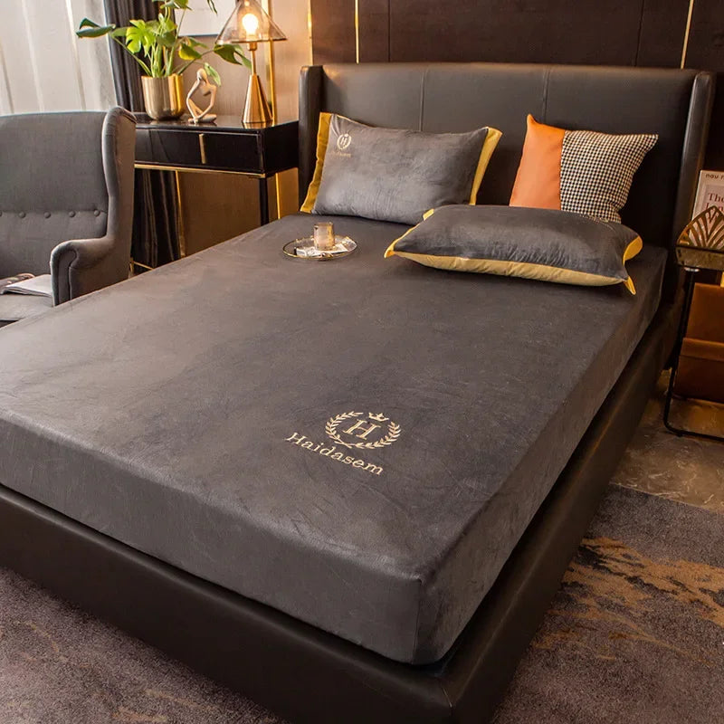 ensemble parure lit velours broderie dorée housse matelas deux taies oreiller gris moderne
