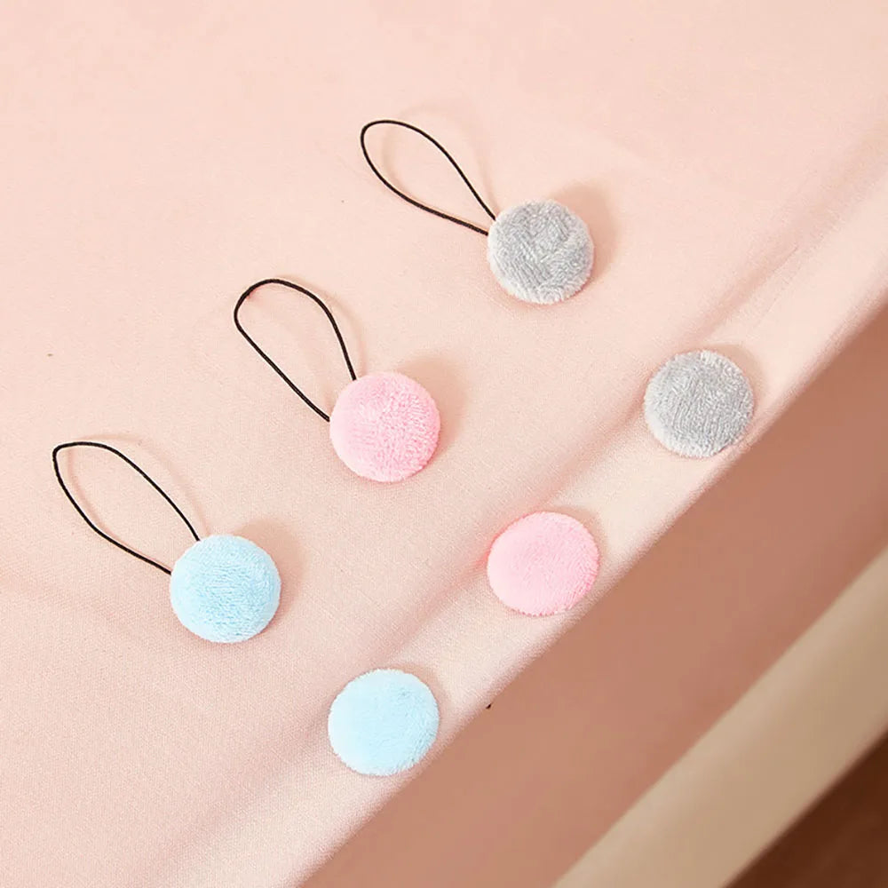 pompons décoratifs mignons bleu rose gris doux décoration chambre travail bois eyelets