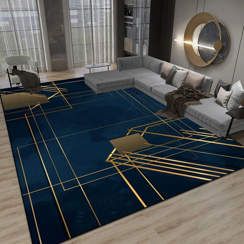 Ce salon moderne présente un tapis bleu foncé orné de motifs géométriques dorés, créant une ambiance élégante et sophistiquée. Le mobilier gris et les accents métalliques dorés complètent parfaitement la décoration.