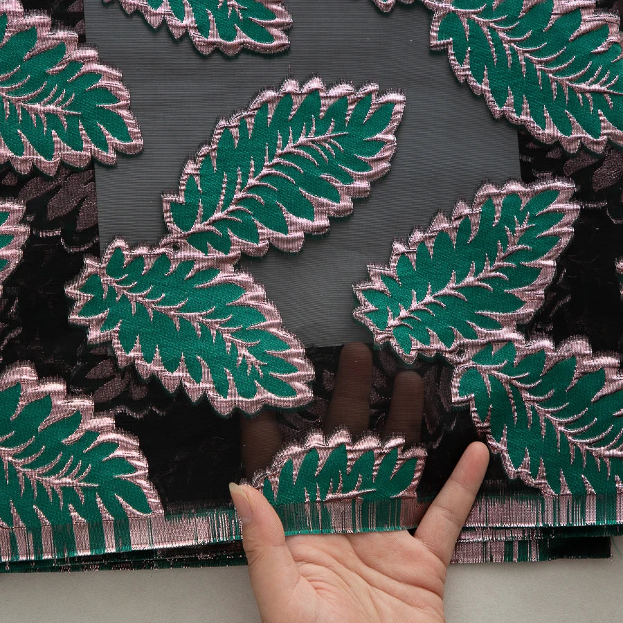 tissu dentelle polyester nylon largeur 51 pouces motifs feuilles stylisées couleurs noir vert rose