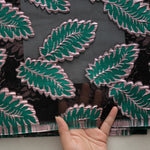 tissu dentelle polyester nylon largeur 51 pouces motifs feuilles stylisées couleurs noir vert rose
