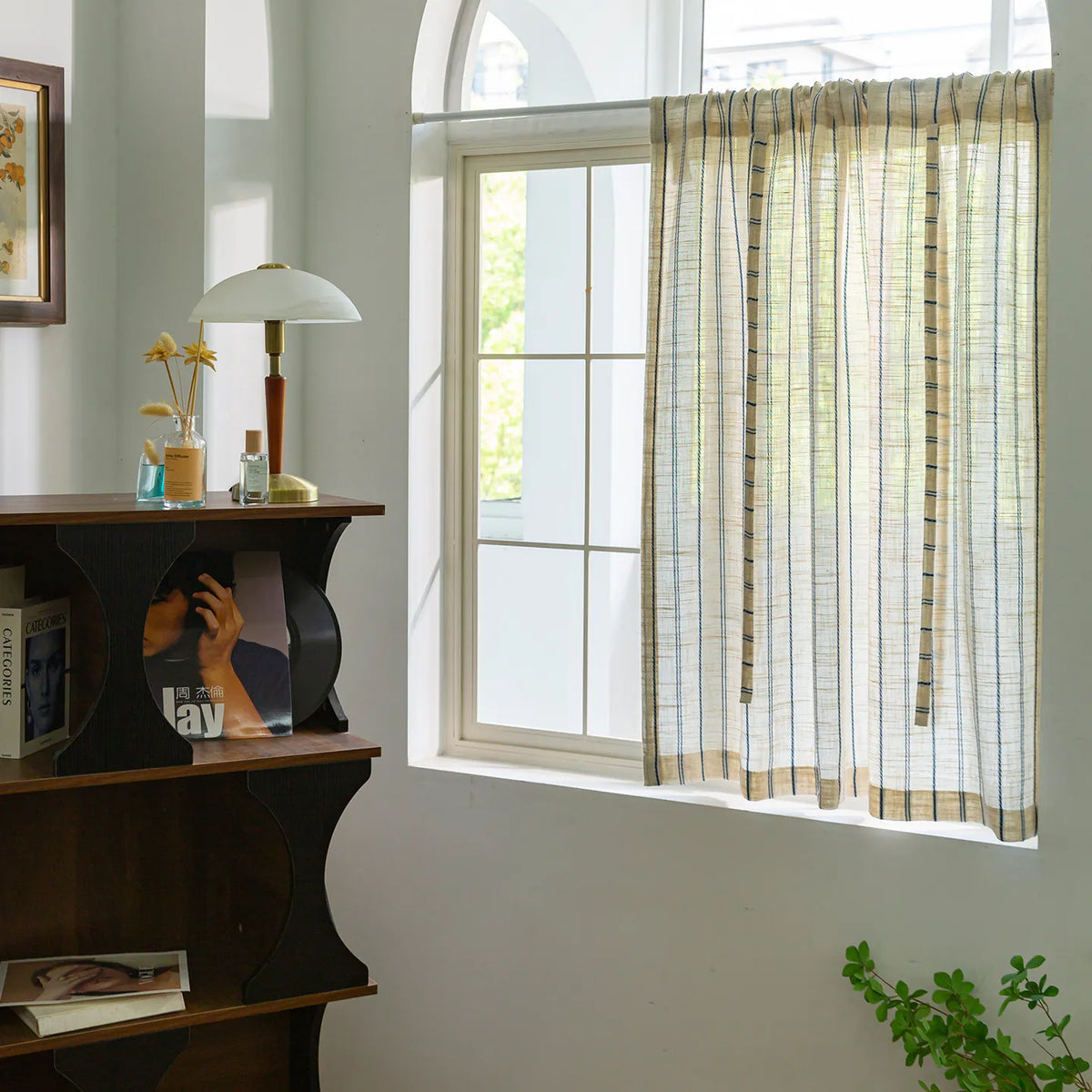 rideau semi transparent lin beige bleu marine rayures horizontales moderne rustique fenêtre salon thé